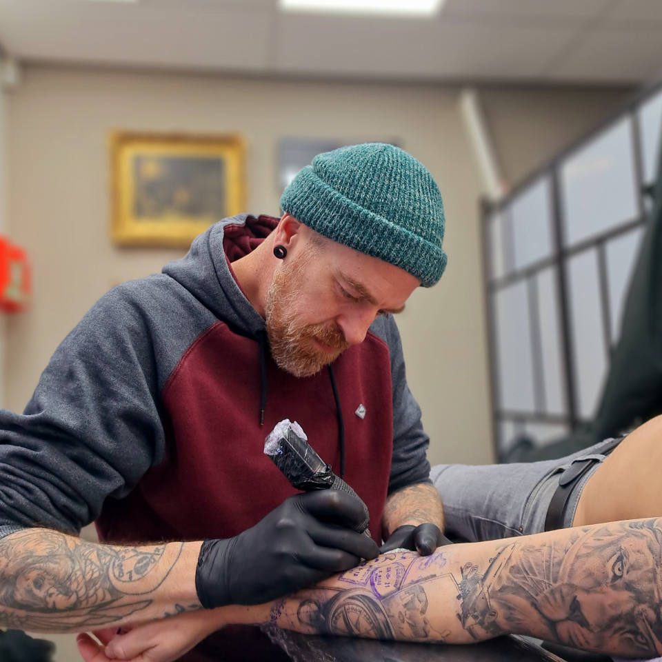 Tattoo Shop Zundert - Tattoo shop Stings And Kisses uit Zundert is een professionele tattoo shop