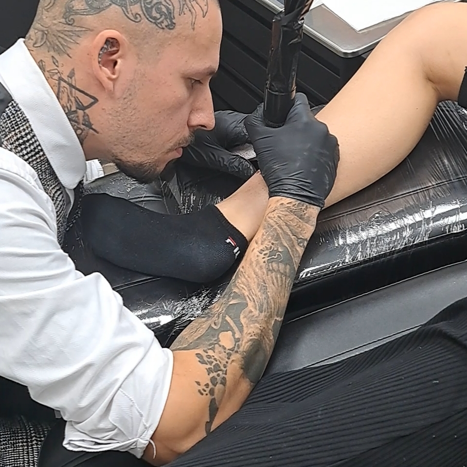 Tattoo Shop Zundert - Tattoo shop Stings And Kisses uit Zundert is een professionele tattoo shop